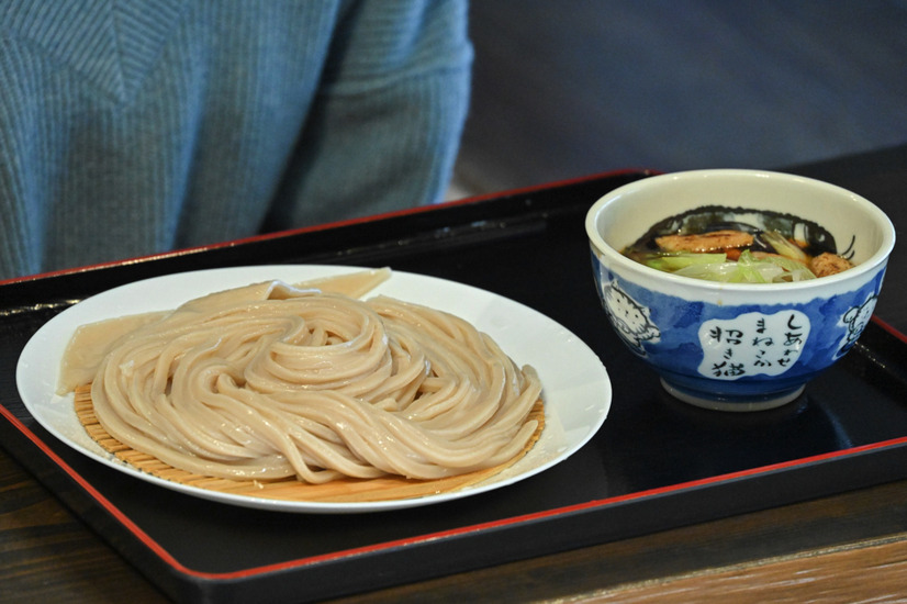 紺野彩夏、埼玉県所沢市のうどん名店「うどきち」で名物「肉汁うどん」を堪能