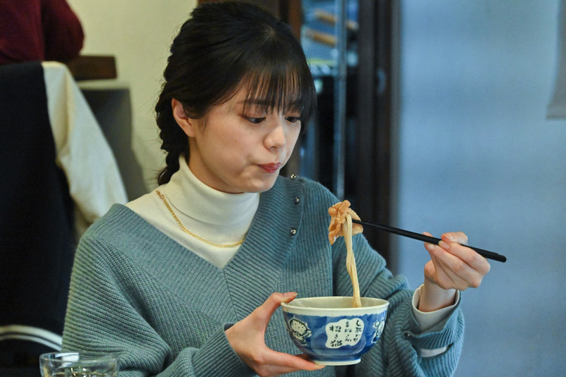 紺野彩夏、埼玉県所沢市のうどん名店「うどきち」で名物「肉汁うどん」を堪能