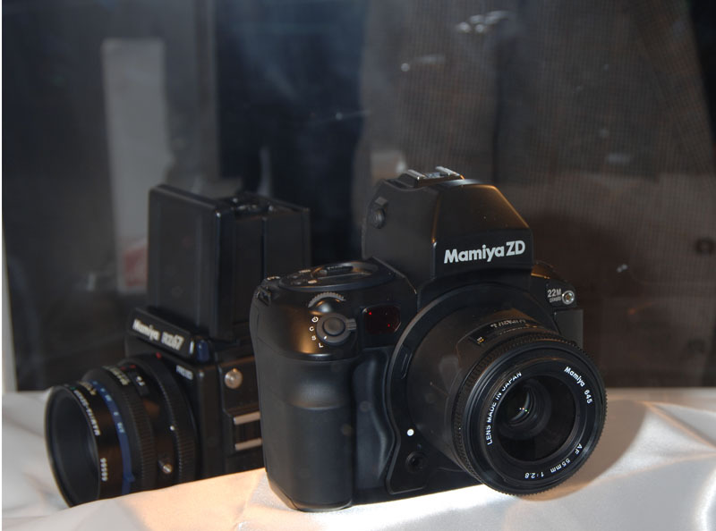 2,150万画素の中判デジタル一眼レフカメラ「Mamiya ZD」。後ろには、デジタルバックタイプ「Mamiya ZD Back」も併せて展示