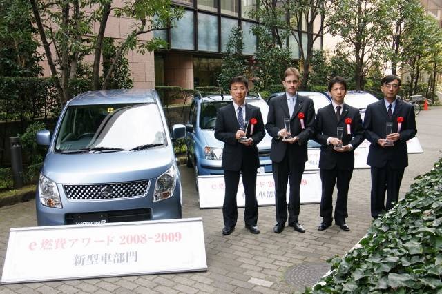 受賞車および関係者一同による記念撮影