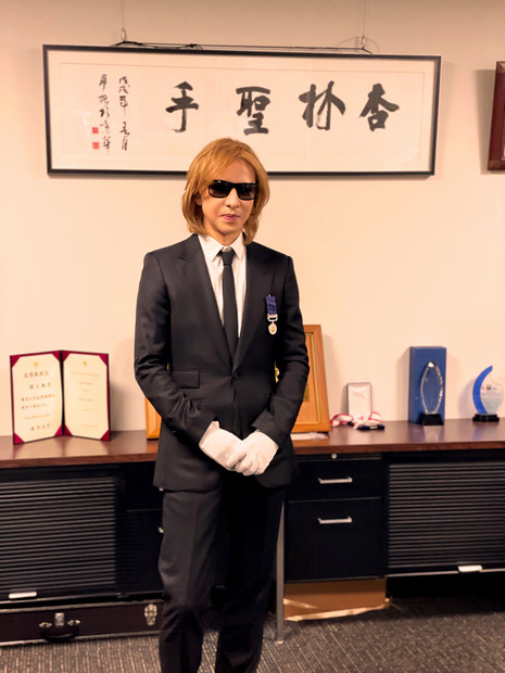 YOSHIKI、半年以上経過して紺綬褒章受章式！「自分にできる支援を続けていきたい」