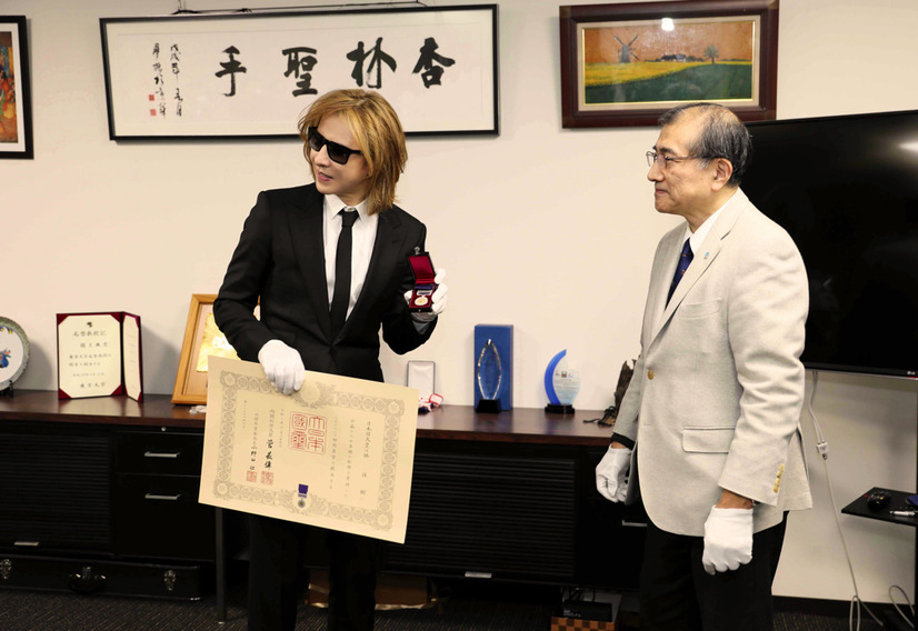 YOSHIKI、半年以上経過して紺綬褒章受章式！「自分にできる支援を続けていきたい」