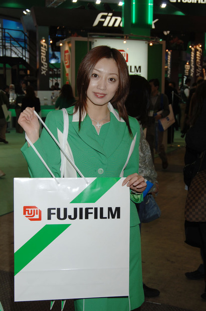 　富士写真フイルムのブースでは、コンパクトデジタルカメラの新製品「FinePix Z1」「FinePix F10」、デジタル一眼レフカメラ「FinePix S3 Pro」を大々的に紹介していた。