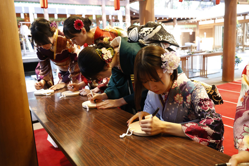 乃木坂46メンバー8名が乃木神社で新成人式！艶やかな晴れ着姿を披露