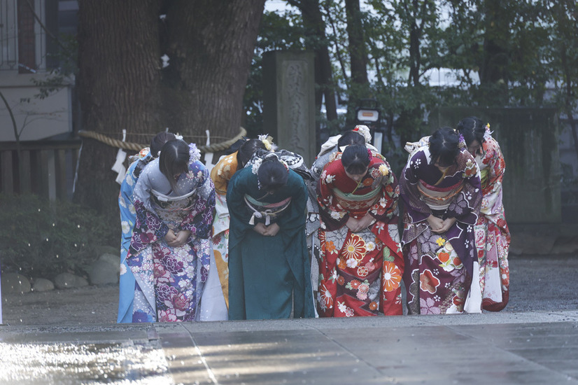 乃木坂46メンバー8名が乃木神社で新成人式！艶やかな晴れ着姿を披露