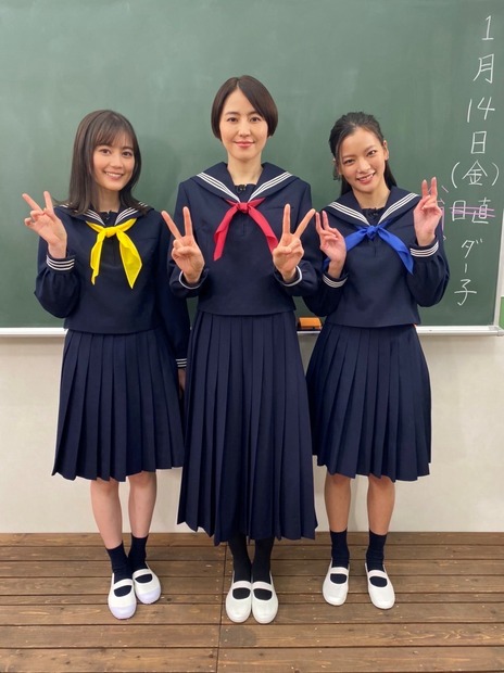 左から）生田絵梨花、長澤まさみ、織田梨紗（C）2022「コンフィデンスマンJP」製作委員会