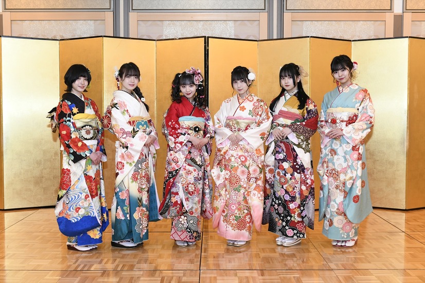 左から）五十嵐早香、坂本真凛、末永桜花、井上瑠夏、赤堀君江、荒野姫楓（c）2021 Zest, Inc. 衣装協力：清水屋