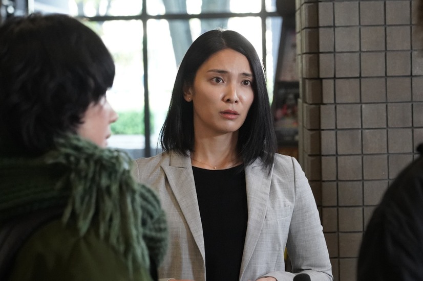 左から）黒木華、秋元才加（C）フジテレビ