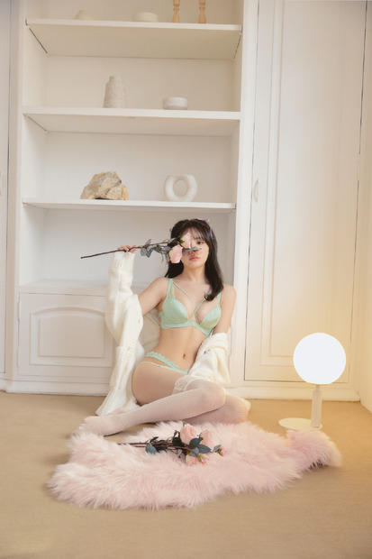 新作「Romance Lacy Lingerie」を着こなすちぃぽぽ