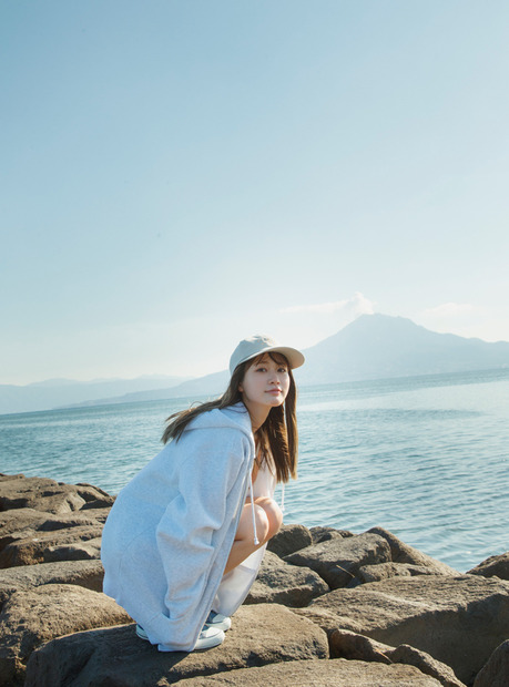 生見愛瑠1st写真集『タイトル未定』（発売：小学館、撮影：菊地泰久）先行カット