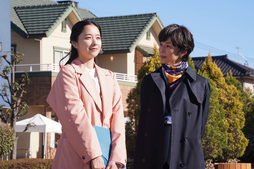 左から）鈴木保奈美、堀田真由（C）フジテレビ