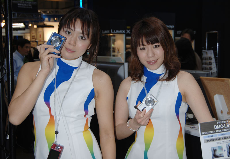 LS1のブルーモデル（左）、FX7のパールホワイト（右）
