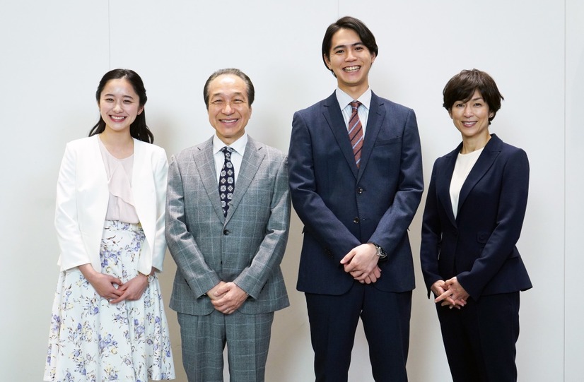 左から）堀田真由、小日向文世、片寄涼太、鈴木保奈美（C）フジテレビ