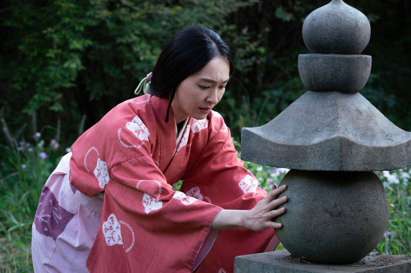 『鎌倉殿の１３人』第6話。伊豆山権現・墓地にて。千鶴丸が実は殺されていたことを知り、千鶴丸の墓前で泣き崩れる八重 。（ｃ）NHK