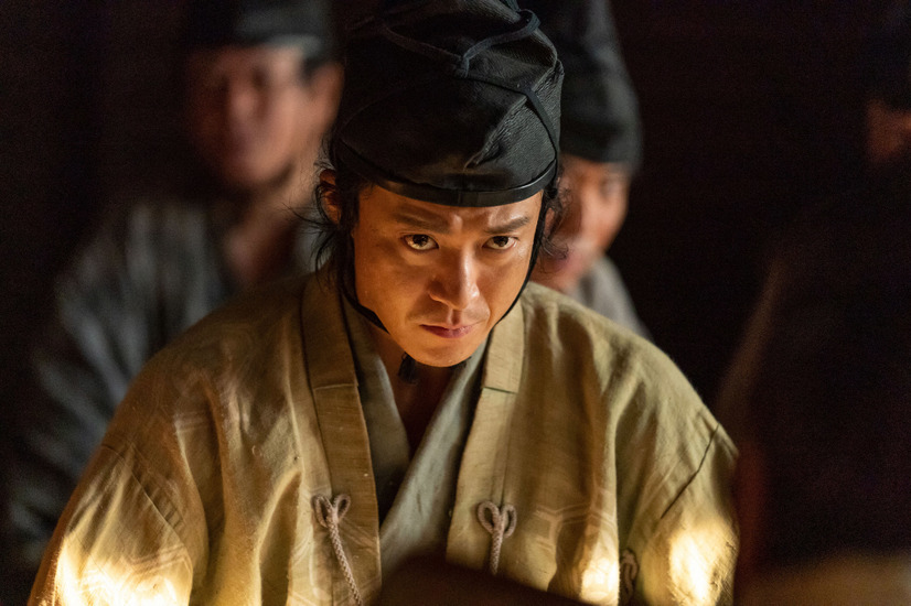 『鎌倉殿の１３人』第6話。安房の安西景益の館にて・宗時（片岡愛之助）のことを心配する時政を見つめる義時 。（ｃ）NHK