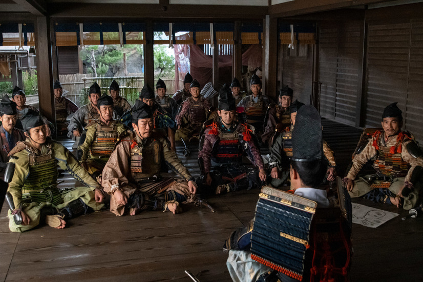 『鎌倉殿の１３人』第6話。安西館にて・家人たちとの再会を喜ぶ頼朝 。（ｃ）NHK