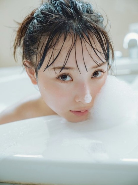 NMB48・梅山恋和1st写真集『恋する人』（発売：主婦と生活社、撮影：tAiki）通常版カバー