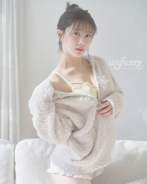 伊藤純奈1st写真集『unfussy』
