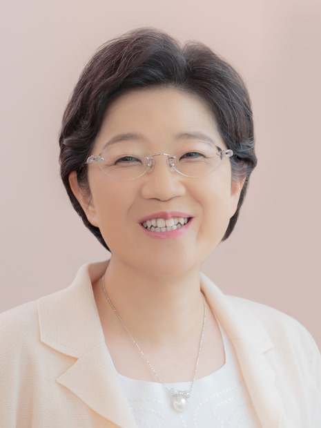 上橋菜穂子（撮影・小池博）