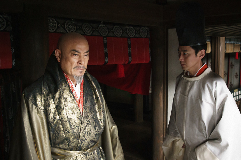 福原・清盛の館にて・平宗盛（小泉孝太郎）に「頼朝が生きているようだ」と告げられ怒る平清盛（松平健）（C）NHK