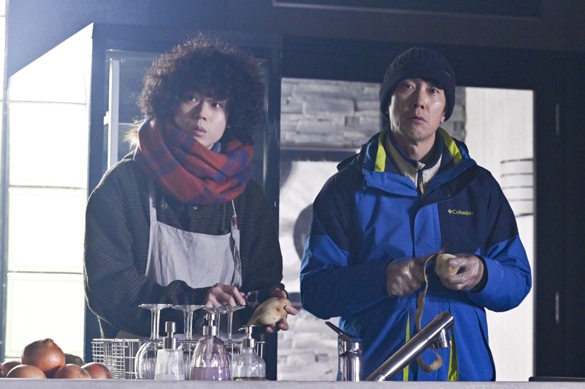 左から）菅田将暉、佐々木蔵之介（C）フジテレビ