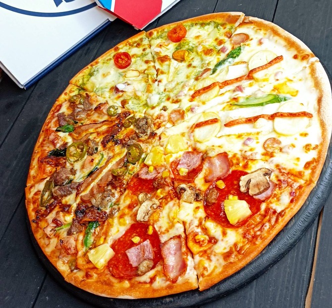 【実食レポ】“トッピングが34種類”のてんこ盛り！ドミノ・ピザの新商品「ベスト34」