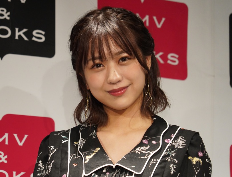篠崎彩奈【写真：竹内みちまろ】