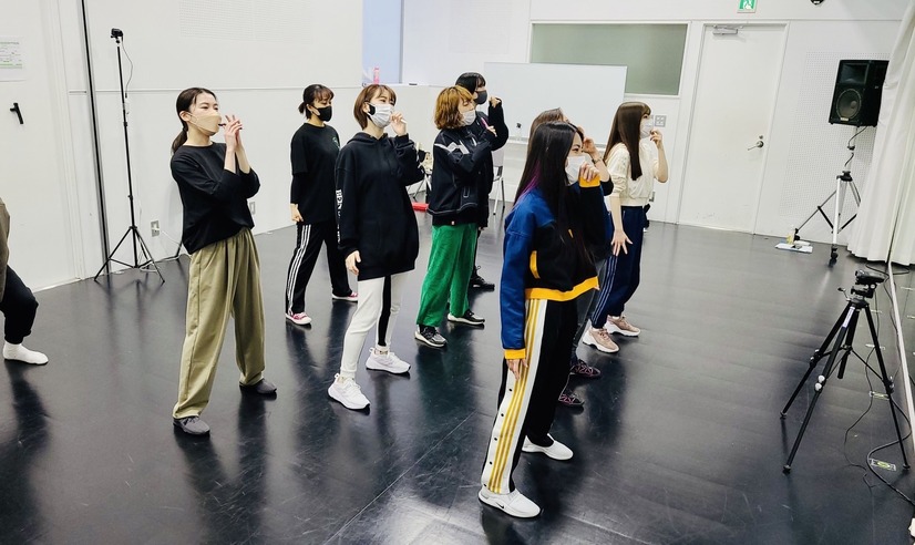 堀田真由、三吉彩花らアミューズ所属女優集結のライブ「ハンサムW LIVE」稽古風景が公開！