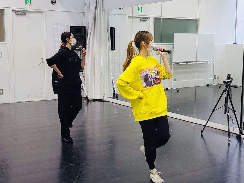 堀田真由、三吉彩花らアミューズ所属女優集結のライブ「ハンサムW LIVE」稽古風景が公開！