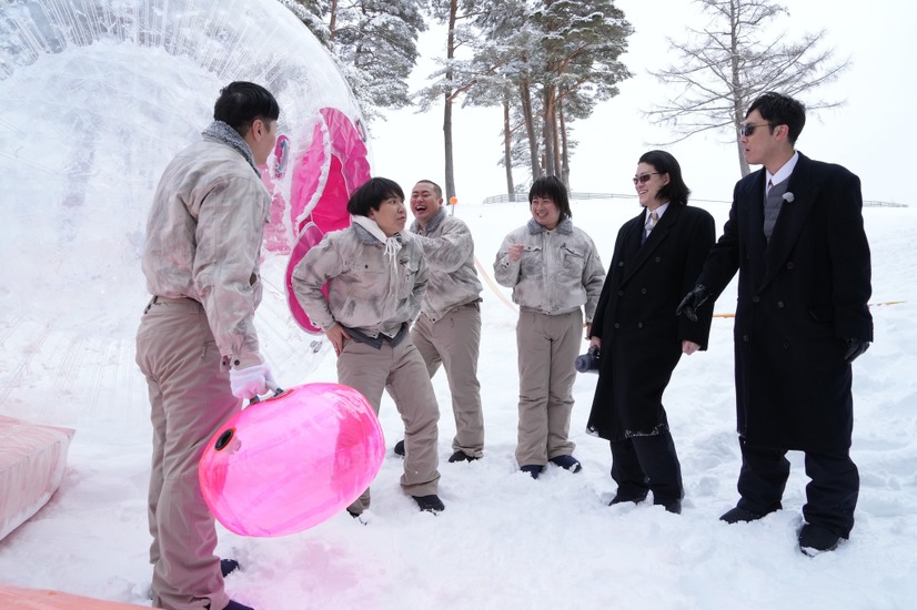 左から）長田庄平、秋山寛貴、岡部大、松尾駿、粗品、菊田竜大（C）フジテレビ