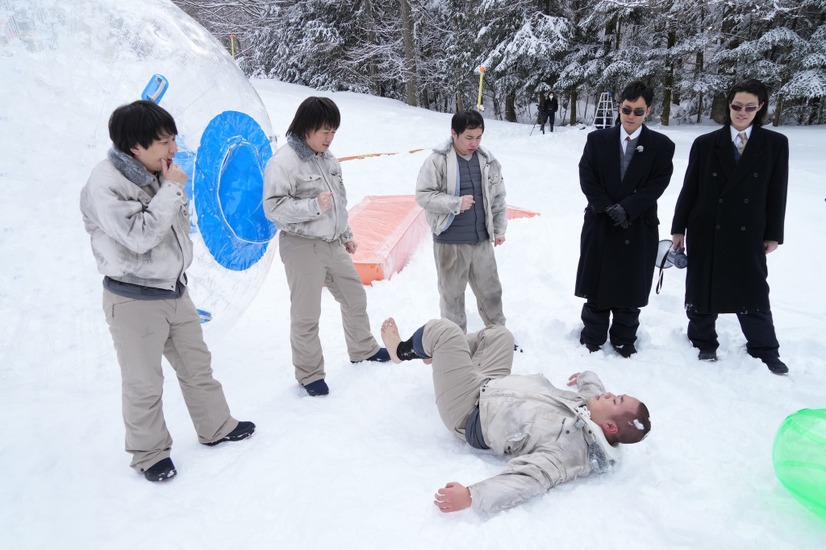 左から時計回りに）秋山寛貴、松尾駿、せいや、菊田竜大、粗品、岡部大（C）フジテレビ