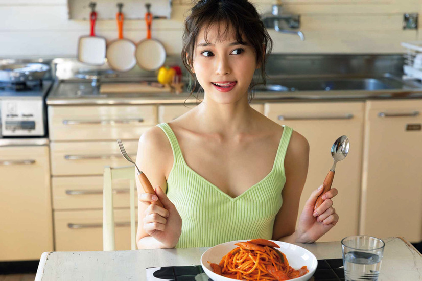 『小山璃奈カレンダー2022.4-2023.3』（ワニブックス）