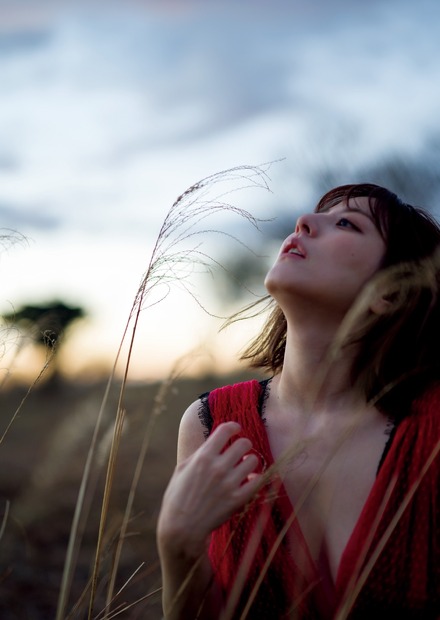 杉本有美が5年ぶりに写真集発売！「温泉でちょっと露出を…いい感じに出しています」