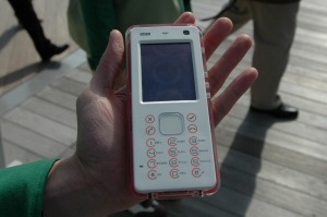 　愛・地球博の会場には多くのスタッフが配置されているが、情報端末「愛・MATE」を携帯している。
