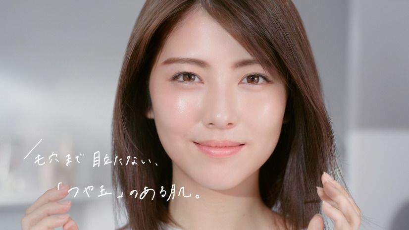 浜辺美波、新ミューズに就任発表会に爽やかな白のワンピース姿で登場