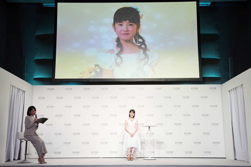 浜辺美波、新ミューズに就任発表会に爽やかな白のワンピース姿で登場