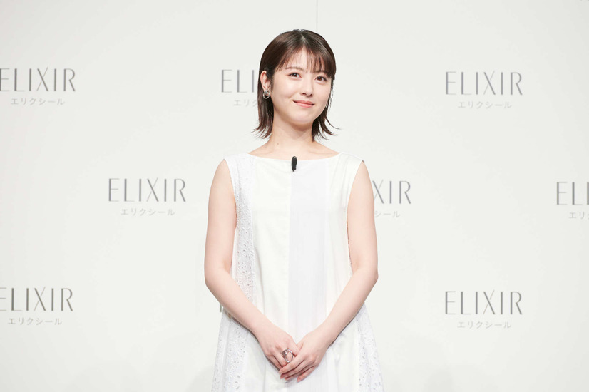 浜辺美波、新ミューズに就任発表会に爽やかな白のワンピース姿で登場
