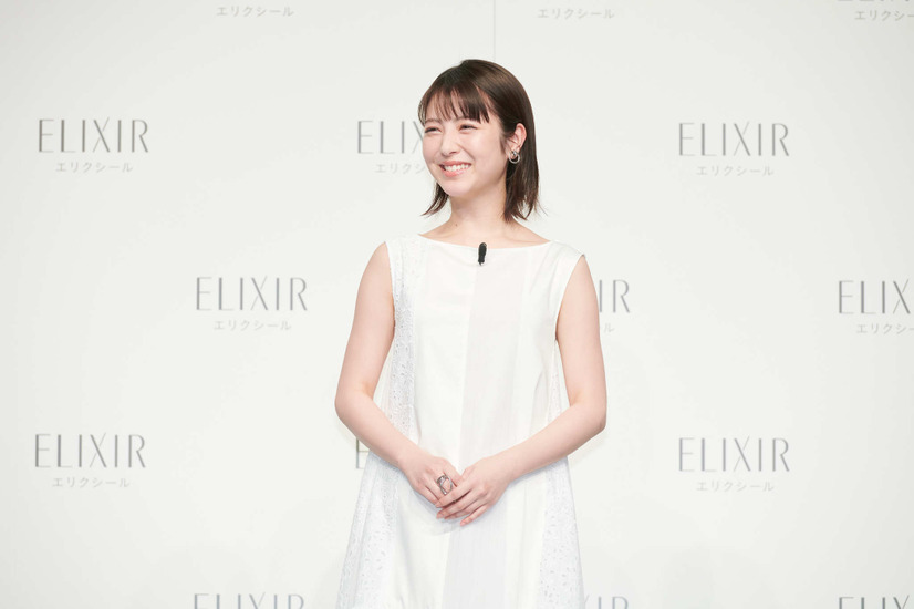 浜辺美波、新ミューズに就任発表会に爽やかな白のワンピース姿で登場