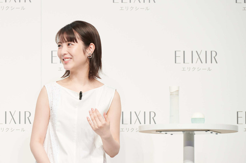 浜辺美波、新ミューズに就任発表会に爽やかな白のワンピース姿で登場