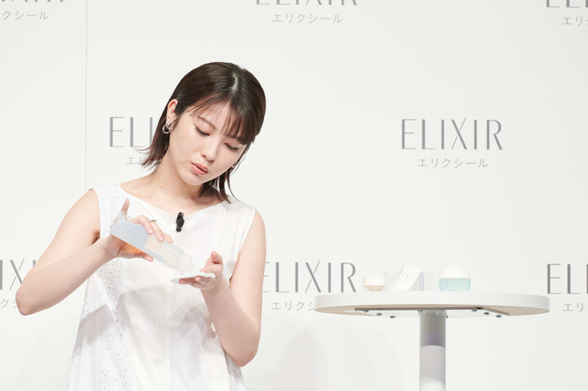 浜辺美波、新ミューズに就任発表会に爽やかな白のワンピース姿で登場