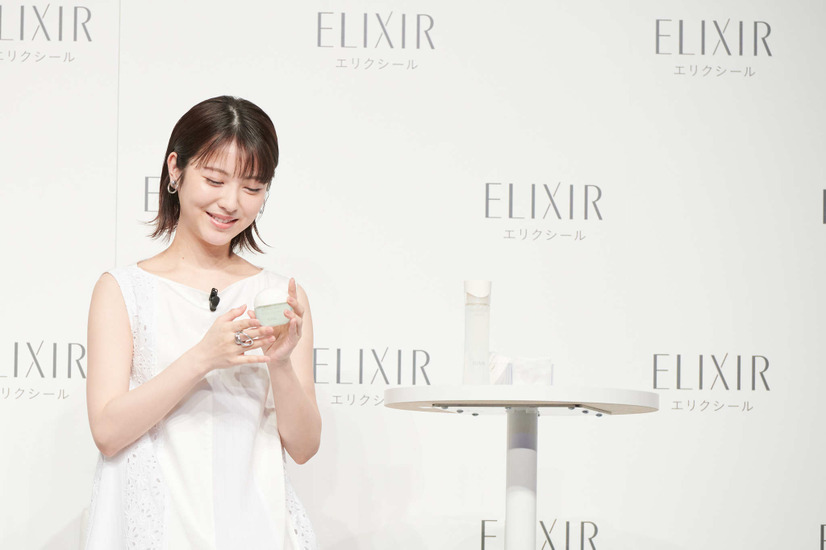 浜辺美波、新ミューズに就任発表会に爽やかな白のワンピース姿で登場