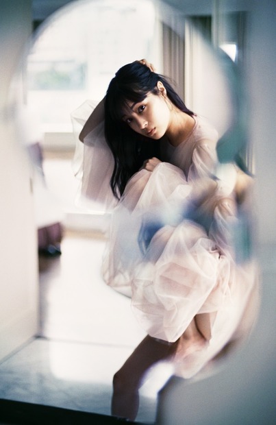 広瀬すず10周年記念写真集『レジャー・トレジャー』（発売：講談社、撮影：奥山由之）