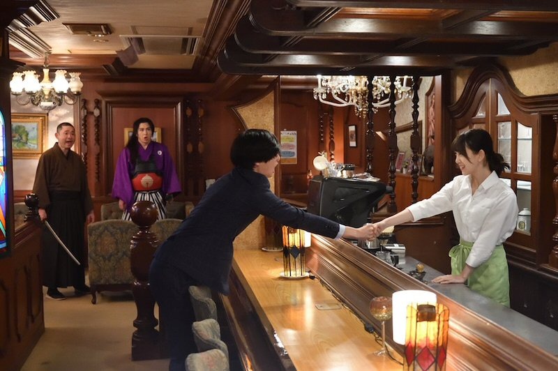 マドンナ店員役の堀未央奈、キュートなピースサインでドラマアピール！
