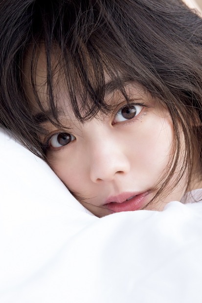 伊原六花 写真集 『 R２２ 』　撮影：中山雅文　ワニブックス刊