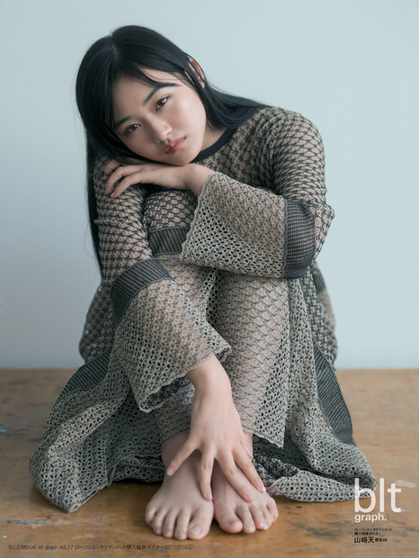 『blt graph.vol.77』ローソンエンタテインメント購入特典ポスター【山﨑天（櫻坂46）】　（c）東京ニュース通信社