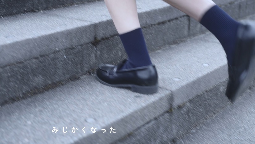 STU48・立仙百佳、制服姿で“大人の階段”上り下り
