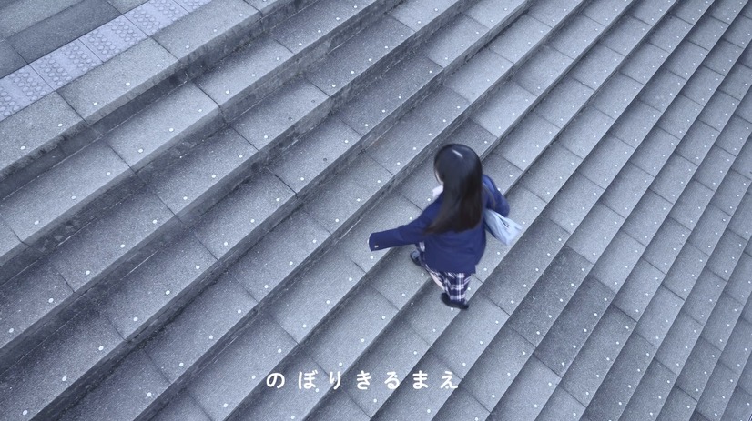 STU48・立仙百佳、制服姿で“大人の階段”上り下り