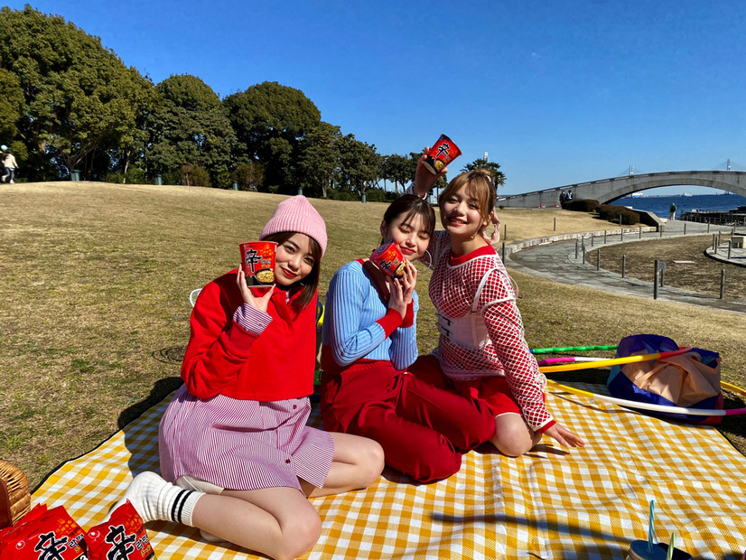海老野心・大塚美波・大橋あかり、新CMでハッチャケ女子会！キュートなダンスも披露