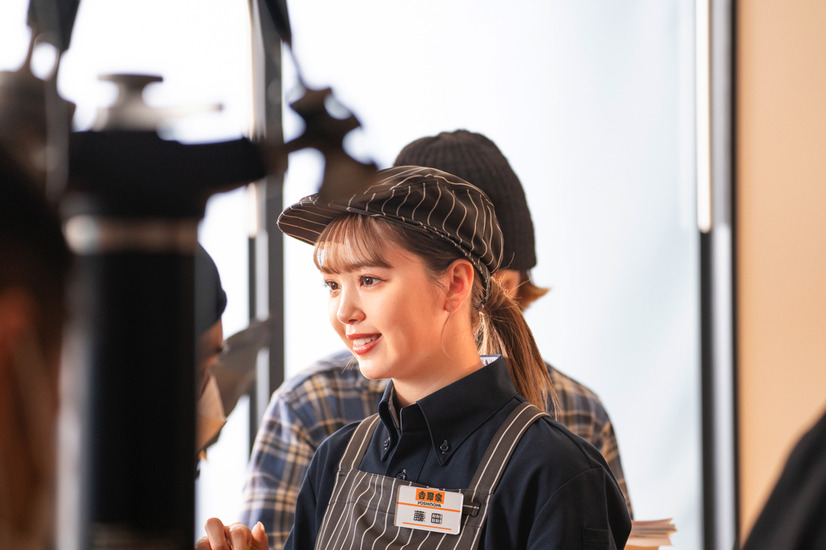 藤田ニコル、吉野屋の新人アルバイト従業員に！