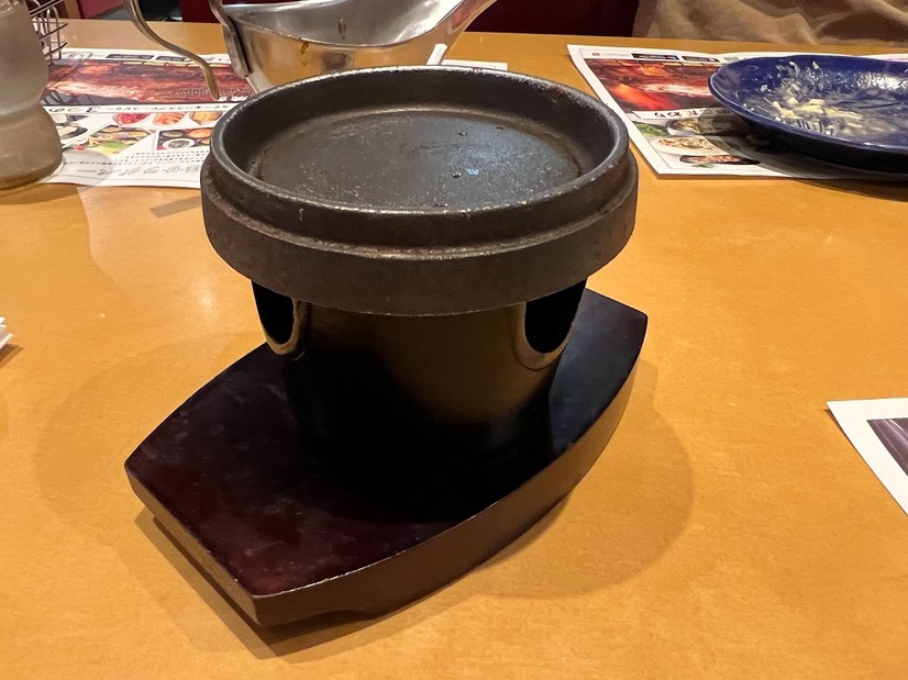 塩で食べる俵型「炭焼き黒毛和牛ハンバーグ」が絶品…ブロンコビリー
